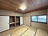室内：【リフォーム後】2階和室8畳です。照明を交換し、室内はクリーニングを行いました。