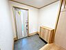 玄関：【リフォーム済】玄関内部です。床のシート張りや壁のクロス張替えを行います。
