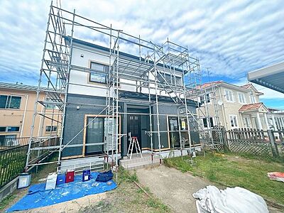 外観:【リフォーム中】外壁・屋根は塗装工事を実施予定。窓周りの外壁劣化箇所は板金補修予定です。見栄えと耐久面が良くなります。 外観:【リフォーム中】外壁・屋根は塗装工事を実施予定。窓周りの外壁劣化箇所は板金補修予定です。見栄えと耐久面が良くなります。