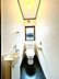 トイレ：【リフォーム済】トイレの写真です。トイレには手洗いがあります。また、手洗いの下が収納となっておりますので、トイレットペーパーなどを収納することが出来ます。