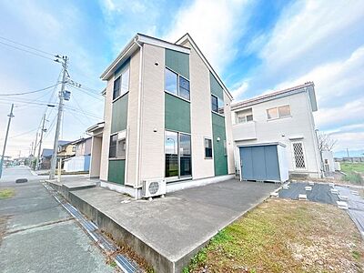 外観：外観を後ろ側から撮影した写真です。おしゃれに入っているアクセントの緑色が、このおうちの特徴です。