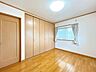 子供部屋：【現況販売】二階北東側約6帖洋室を撮影しました。お子さんの一人部屋としてのご活用がおすすめです。