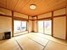 和室：【現況販売】一階北東側約8畳和室を撮影しました。心安らぐ空間です。