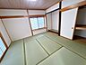 和室：【リフォーム済】1階の和室は畳表替えを行いました。い草の香りを楽しみながらリラックスできる空間です。