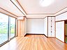室内：【リフォーム済／1階洋室12帖】隣に和室もあります。床フローリング張り、壁天井クロス貼替、照明交換、建具交換等をしました。