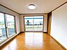 室内：【リフォーム済／2階洋室8帖】南側洋室8帖。クロス張替、照明交換しました。2方向に窓がありますので風通しがよく、明るいお部屋です。