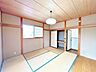 寝室：【リフォーム中】2階8畳和室です。畳は表替え、ふすま障子は張り替えます。押入れがあるので、お布団も収納できます。
