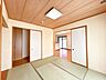和室：【リフォーム済】1階和室です。押入付きです。クリーニングを行いました。リビングと隣接しているので、ふすまを開ければ親戚やお客様がたくさん来たときにも便利なお部屋です。