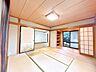 和室：【10/16まで現況販売】1階8畳和室別角度の写真です。リビングと隣接しているので、ふすまを開ければ親戚やお客様がたくさん来たときにも便利なお部屋です。