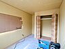 その他：【リフォーム中/居室】2階西側洋室の写真です。床建具交換、壁天井クロス張替え、断熱材交換（解体箇所のみ）、照明交換等を行います。6帖のお部屋には約1.5帖分の収納スペースもありますので整理整頓しやす…