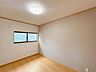 室内：【洋室約7帖】壁天井クロス張替え、床建具交換、耐震補強工事、窓サッシ交換等を行いました。約1帖分の収納もありますので整理整頓もしやすいですね。