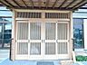 玄関：【リフォーム中/玄関】玄関は建付け調整や照明交換を行います。両引き戸の玄関扉で開口部が広いですので大きなお荷物も運びこみやすいですね。