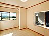 室内：【リフォーム済/室内】1階和室は間取り変更を行い洋間に変更しました。クロス張替え、床建具交換、照明交換等を行いました。