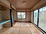 室内：【リフォーム中/室内】1階和室は洋室に変更します。約7帖のお部屋になり、収納も約1帖分ありますので少しゆとりを持って家具も配置できそうです。