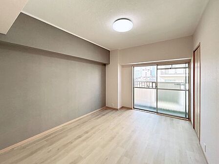 【リフォーム済】フロアタイル上張り、クロス張替え、建具交換などを行いました。明るい印象のお部屋に生まれ変わりました。