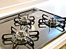 キッチン：【設備】3口あるコンロで同時進行で時間短縮。大きなお鍋を置いても困らない広さ。ワンタッチ着火で押すだけ、火力調整もレバーで簡単。お手入れ簡単なコンロなのでうっかり吹きこぼしてもお掃除ラクラクです。