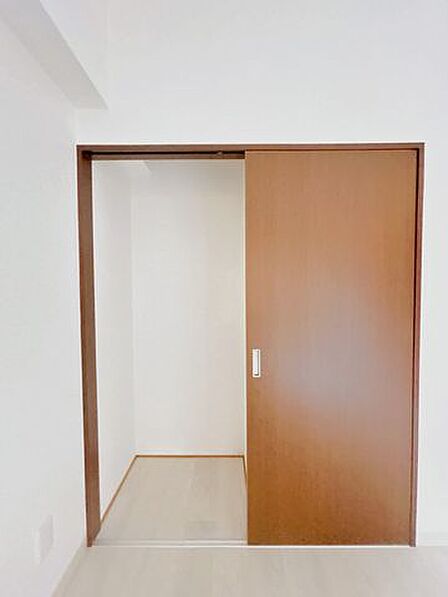 【リフォーム中】洋室のクローゼット写真です。