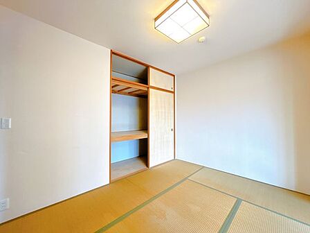 【リフォーム中】LDK横の和室は畳表替えやクロスの張替え、照明交換を行う予定です。LDK横にありますので、来客時やお子様の遊び場としても良さそうですね。