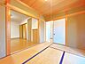 和室：和室別角度の写真です。リビングと隣接しているので、ふすまを開ければ親戚やお客様がたくさん来たときにも便利なお部屋です。