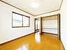 室内：【リフォーム済】二階東側洋室です。クロス張替え、照明交換いたしました。お子様部屋としていかがでしょうか。