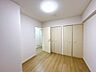室内：こちらのお部屋は洋室になります。フローリング仕上げ、クロス張替え、照明交換等を行いました。