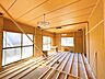 室内：【リフォーム中】2階洋室の様子です。床はフローリング重ね張り、壁天井はクロス張替えいたします。
