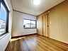 室内：【リフォーム完成】2階東側和室の写真です。こちらのお部屋は洋室に変更しました。