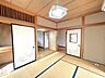 外観：【現況販売】南西側和室別角度写真です。寝室や客間など、多目的に使いやすい空間です。南向きで陽当たりがいいので、ゴロンと横になりたいときには嬉しい空間です。