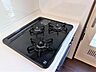 キッチン：【同仕様写真】3口あるコンロで同時進行でき時間短縮。ワンタッチ着火で押すだけ、火力調整もレバーで簡単。お手入れ簡単なコンロなのでうっかり吹きこぼしてもお掃除ラクラク。
