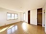 子供部屋：【リフォーム中写真10/11撮影】2階南東側洋室の別角度です。全室に収納が付いているので、お荷物の保管には困らないですね。これからクロスの張替えとクリーニングを行います。