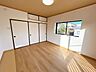室内：【リフォーム済】2階洋室東側です。床クッションフロア重ね張り・クロス張替え・照明交換を行いました。明るくスッキリした空間に生まれ変わりました。