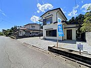 【リフォーム完成】外観写真です。道路面と宅地の高さがほぼ変わらないので、楽にお車を敷地内に入れることが出来ますね。