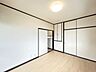 子供部屋：【リフォーム完成】2階洋室の写真です。クッションフロアの張替を行いました。押し入れがあるので、お布団や洋服などを収納できますよ。
