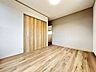 寝室：【リフォーム済】2F洋室写真。フローリング重ね張り、照明交換、クロス張替え、建具交換を行いました。各部屋にテレビジャックとエアコン用コンセントを設置しました。