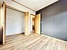 子供部屋：【リフォーム済】2F洋室写真です。床は傷や汚れに強い永大産業の幅の広いノンワックスの床材を上張り致しました。天井クロスも張り替え綺麗なお部屋に生まれ変わりましたよ。
