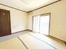 洋室：【リフォーム中写真10/11撮影】2階洋室写真です。床、建具、クロス、天井のリフォームを行います。火災報知器も各部屋に設置予定です。細部まで拘ったリフォームなので安心して生活をして頂けます。