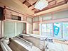 和室：【リフォーム中10/11撮影】一階和室の写真です。畳の表替え、クロスの張替え、建具の交換工事を行います。照明も交換予定のため、綺麗なお部屋に生まれ変わりますよ。