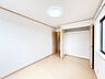 子供部屋：【リフォーム完成】2階南東側の洋室です。クロスの張替えとクリーニングを行いました。全室にクローゼットが付いているので、収納には困りませんね。