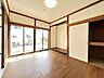室内：【リフォーム済】1階洋室の写真です。和室から洋室に間取り変更を行いました。クロス張替え、フローリング張替えを行いました。