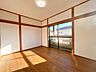 室内：【リフォーム済】2階洋室の写真です。和室から洋室に間取り変更を行いました。クロス張替え、照明交換、フローリング仕上げを行いました。