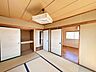 リビング/ダイニング：現況［2階南側和室］2階　約6畳の和室です。押入がついております。