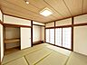 和室：【リフォーム済】1階和室の写真です。畳表替え・照明交換済みです。