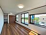 室内：【リフォーム済】2階10帖風通しがよく南側で日の当たるお部屋です。主寝室にいかがでしょうか。収納スペースもばっちりございます。床フローリング張り、壁天井クロス張替を行います。