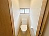 トイレ：【リフォーム済】トイレ写真です。新しいトイレに交換済です。直接肌に触れるところなので設備が新しいと気持ちいいですね。床クッションフロア張替、壁天井クロス張替を行いました。