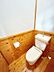 トイレ：【リフォーム中】2階トイレ。2階も1階と同様に設備交換いたします。2階にもトイレがあると順番争いにならず安心ですね。床クッションフロア張替え、天井壁クロス張替え、建具交換を行います。