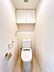 トイレ：【10月12日まで期間限定現況販売】トイレ写真です。清潔感のあるトイレ。上部収納付きで日用品の保管にも便利です。ハウスクリーニング致しました。