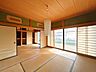 その他：【10月12日まで現況販売】南西側8畳和室別アングル写真です。南側からやさしい陽光が差し込む和室。客間やくつろぎの空間として活用できます。