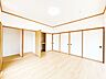 リビング/ダイニング：【リフォーム済】洋室約10帖です。畳からフローリングへ変更しました。お子さまのお部屋にいかがでしょうか。天井壁クロス貼り替え、フローリング張り替え、照明交換、他。