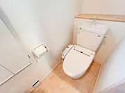 【現況販売】トイレを撮影しました。窓があるので採光はもちろん換気も問題ございません。水回りは換気ができるとうれしいですね。