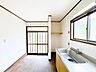 室内：【リフォーム中10/5更新】玄関扉は鍵交換致します。防犯面でも鍵交換されていると安心ですね。白基調の玄関で明るい雰囲気の玄関となっております。クロス・網戸張替、床フローリング重張、照明器具交換、他。